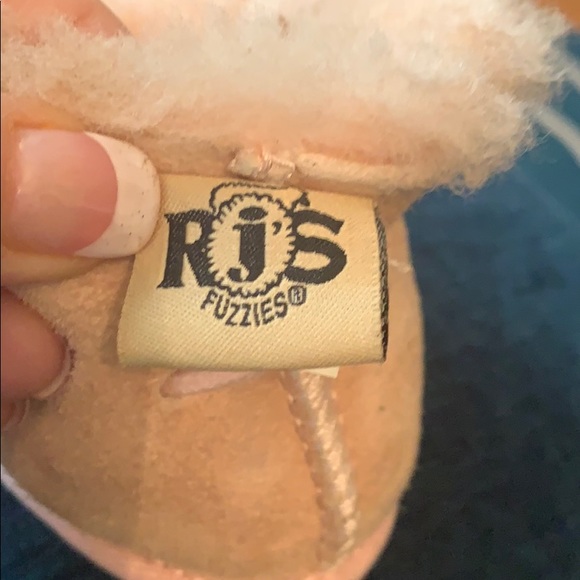 The fuzzies infant slippers - Picture 3 of 7